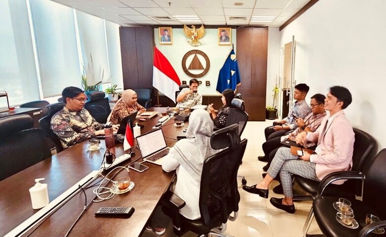 Participants of a preparatory meeting between BNPB and GIZ sit in a conference room.