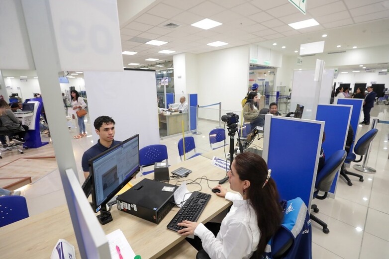 A person receives advice in the ‘MAC’ Citizen Service Centre and is served.