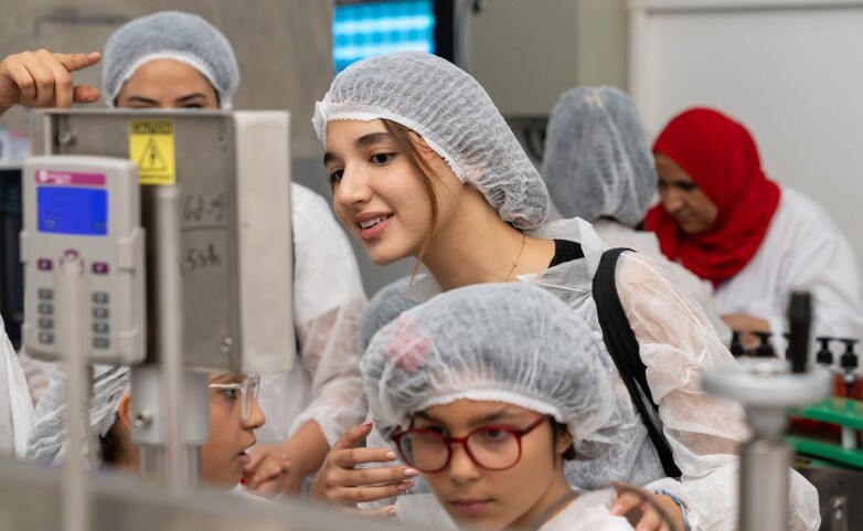 Schoolgirls visit a laboratory.