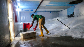 Un entrepreneur dans la production de sel pour la pêche.