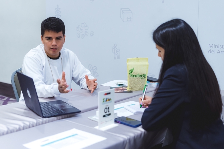 A biodiversity-friendly entrepreneur and an impact investor sitting at a table and talking during a matchmaking event.