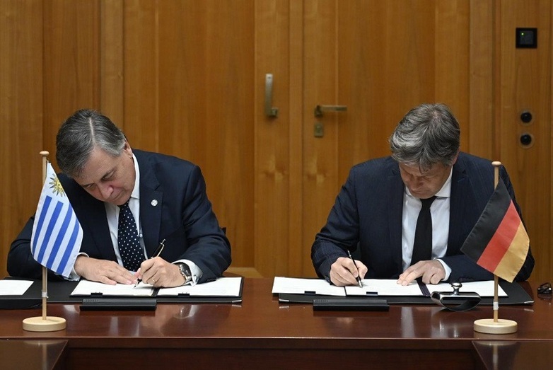 Politicians signing the declaration of intent to set up the energy partnership