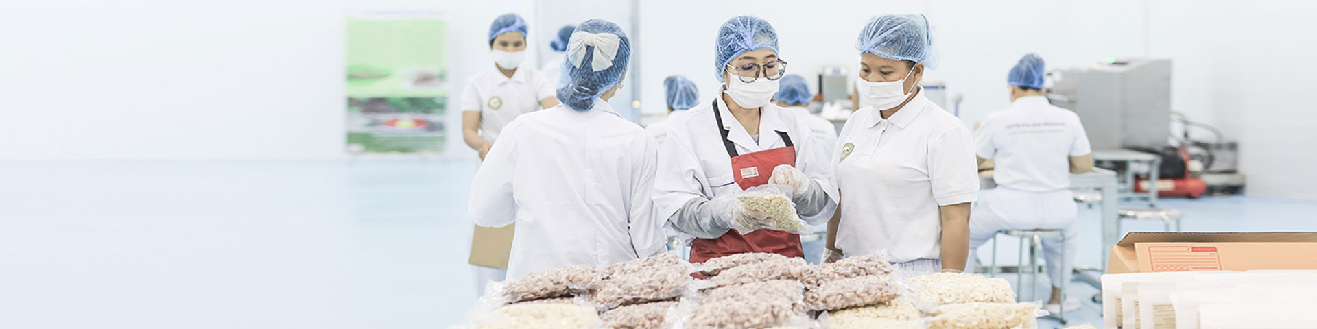 Women in a production hall for nuts