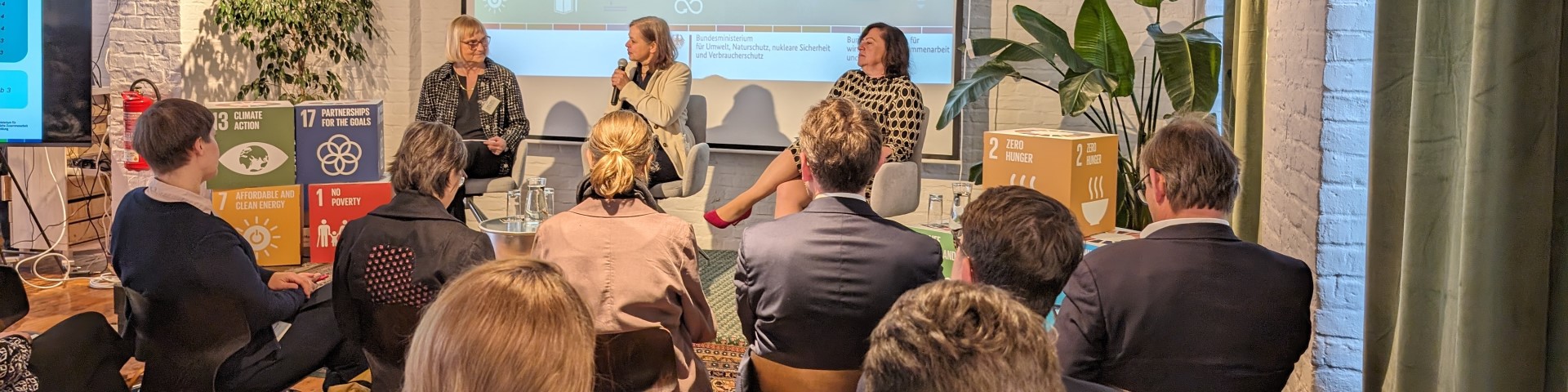 The Parliamentary State Secretaries Bettina Hoffmann and Bärbel Kofler in discussion on a stage at the national conference in preparation for the HLPF.