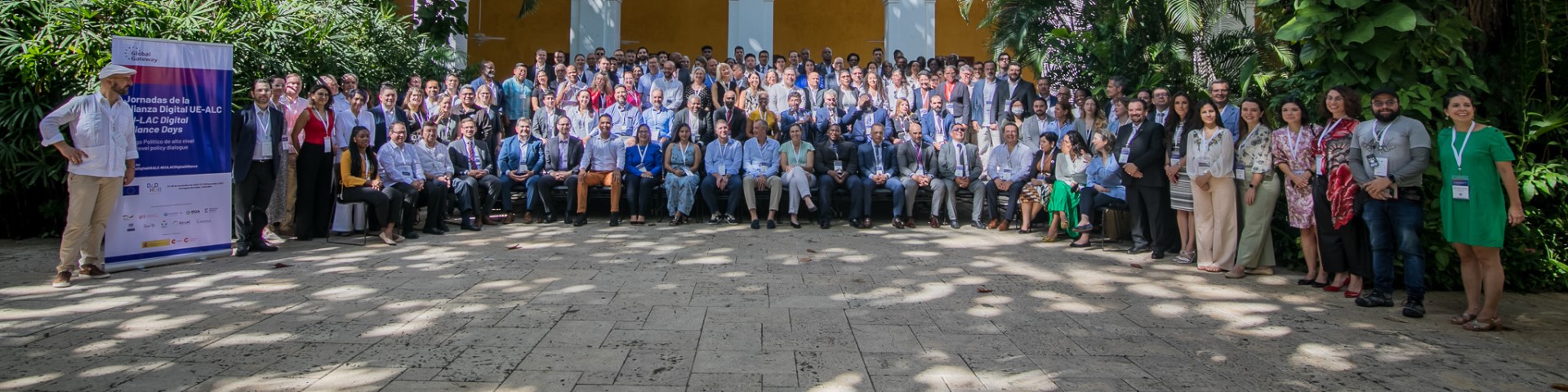 Los y las participantes posan juntos para una fotografía en las “Jornadas de la Alianza Digital UE-ALC” en Cartagena, Colombia.