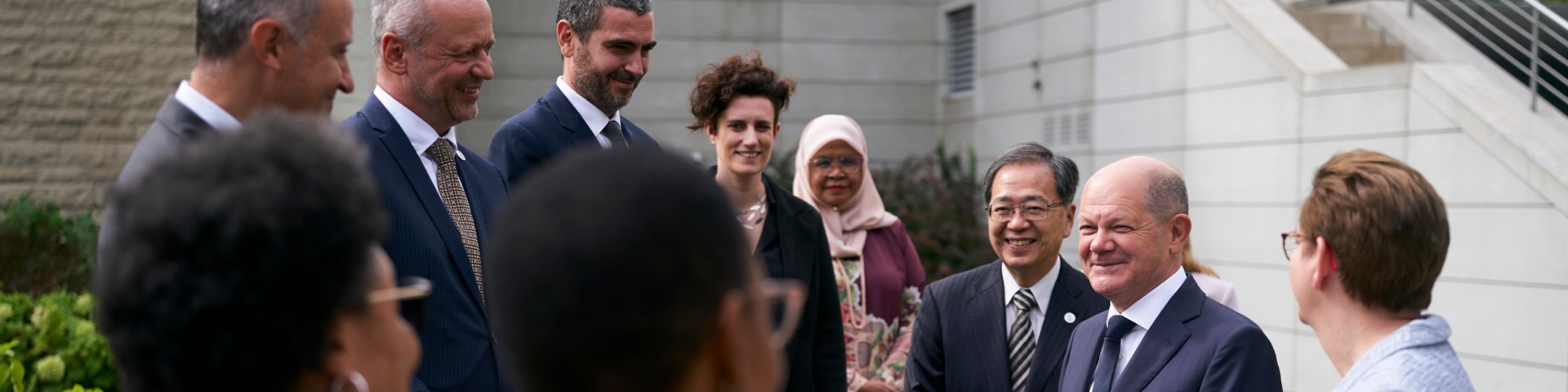 G7 urban development ministers stand together with Olaf Scholz and Klara Geywitz.