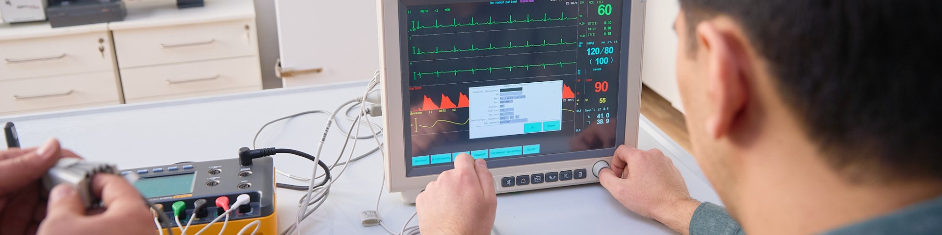 Technical health staff setting up a cardiomonitor.